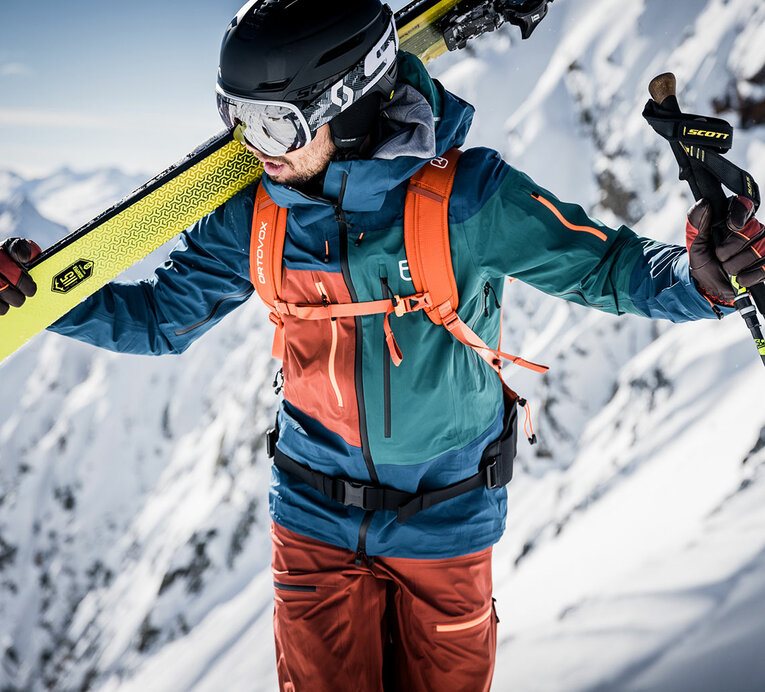 Skifahrer mit Ortovox Rucksack Skifahrer mit Ortovox Rucksack