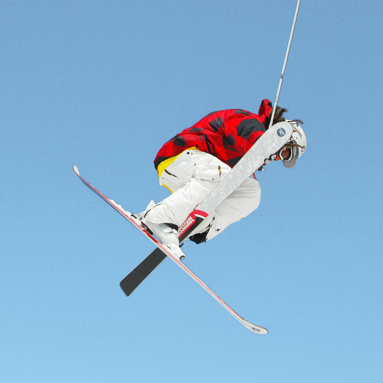 Skifahrer im Sprung Skifahrer macht Kunststück in der Luft