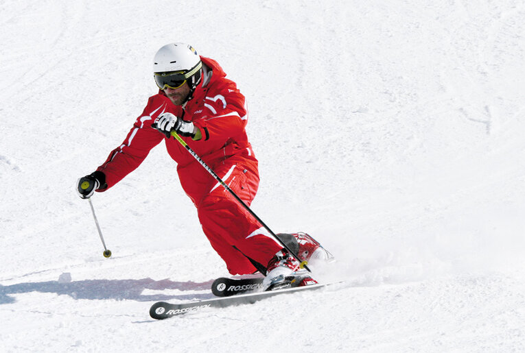 Telemark Technik Telemarkfahrer in rotem Skianzug